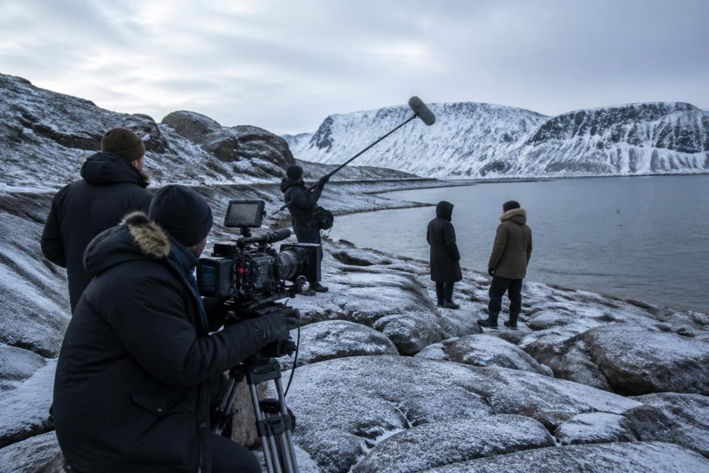 découvrez les secrets de « sukkwan island » et plongez au cœur du cercle polaire, où fiction et réalité se mêlent pour une expérience unique.