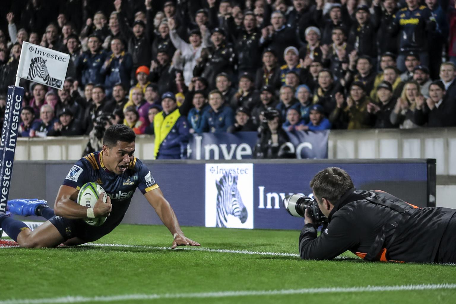 découvrez le parcours audacieux de théo, 26 ans, qui capture la passion et l'intensité du super rugby à travers son objectif, révélant des images inédites et vibrantes.