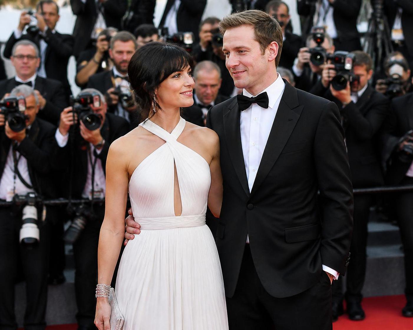 à cannes, la sœur de samuel paty brille sur le tapis rouge lors de la première du film « l’abandon », un moment chargé d’émotion et de prestige.