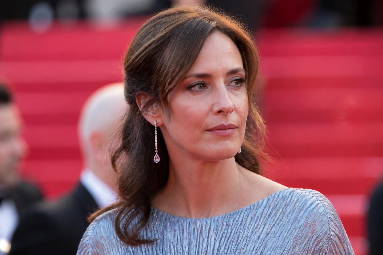 à cannes, la sœur de samuel paty rayonne sur le tapis rouge lors de la première du film « l’abandon », captivant les regards et rappelant un hommage poignant.