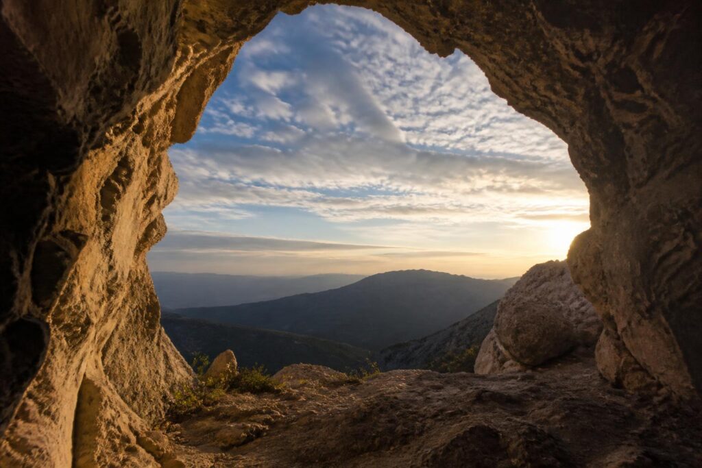 découvrez aventignan à travers des images fascinantes où le ciel et la grotte se rencontrent pour dévoiler un spectacle naturel exceptionnel.