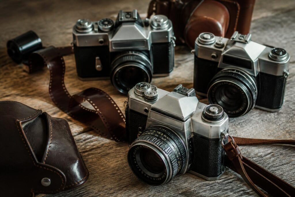 explorez les avantages uniques des appareils photo argentiques pour capturer des images authentiques au charme intemporel.
