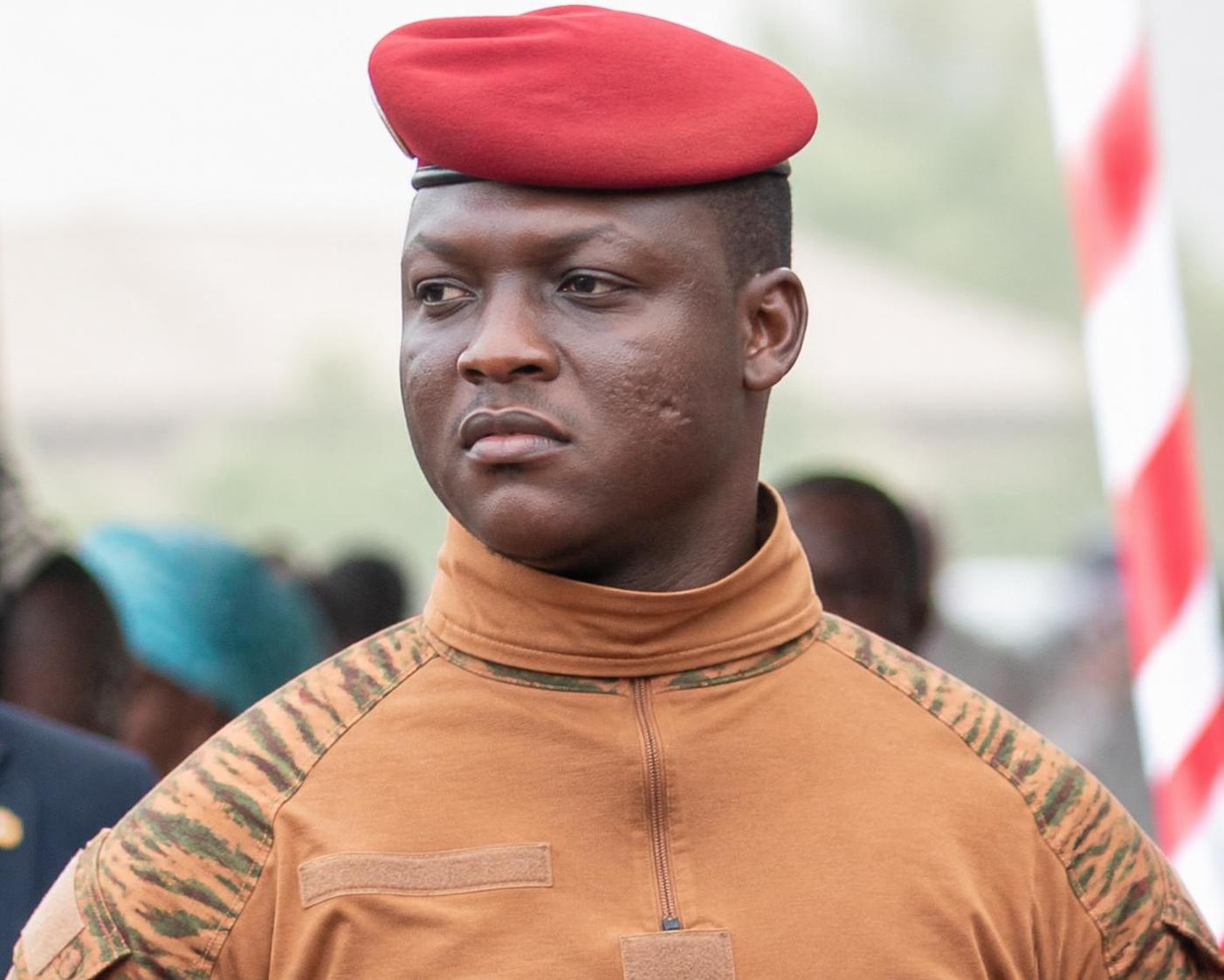 une photo truquée par intelligence artificielle montrant le président burkinabè ibrahim traoré portant un « béret pistolet » circule, mais elle est fausse.