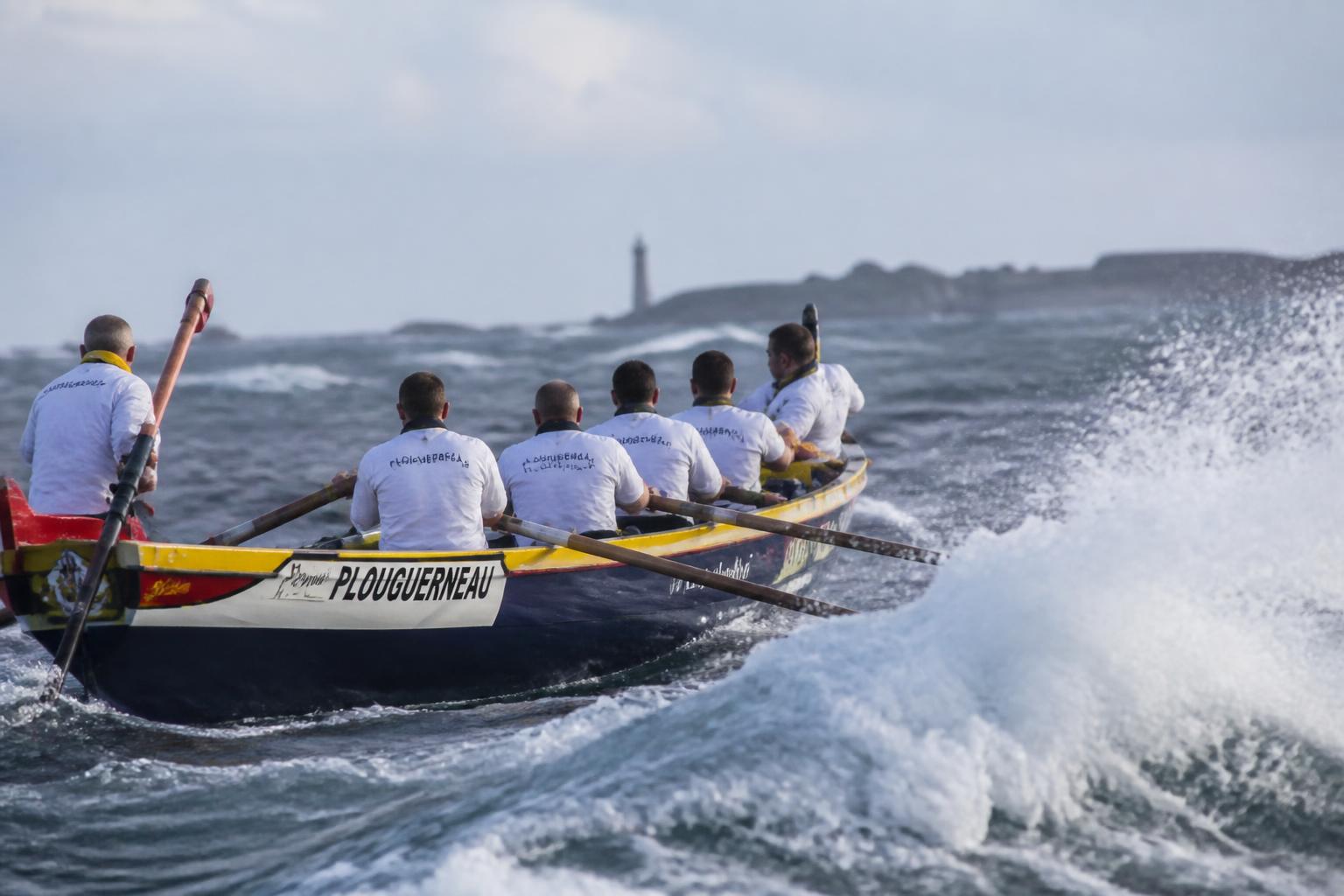 découvrez 'plongée au cœur du raz', où gaëlle de trescadec capture avec finesse la vie authentique des ligneurs au rythme des vagues, révélant la beauté et la dureté de leur métier en immersion totale.