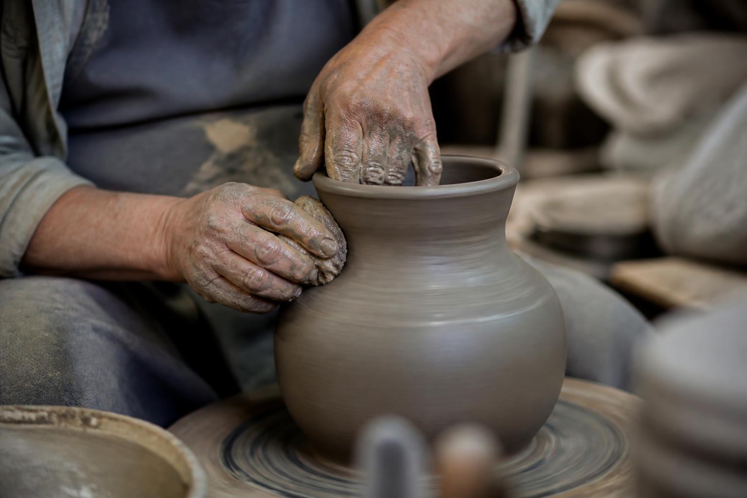 découvrez l'exposition de saint-évarzec qui met à l'honneur le savoir-faire unique des artisans locaux à travers des créations authentiques et traditionnelles.