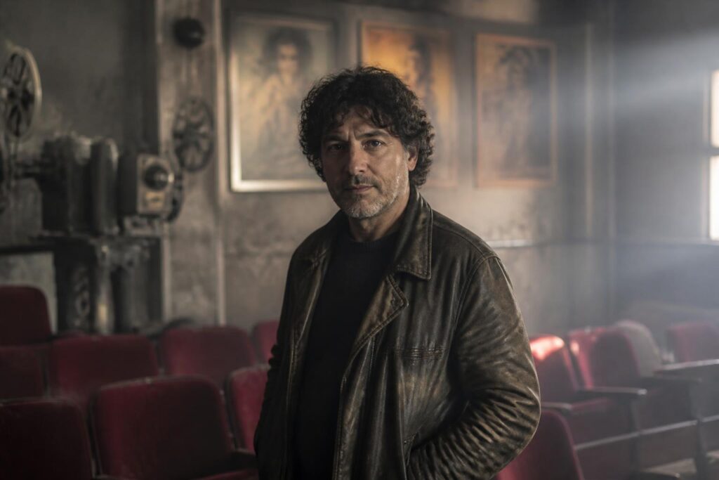 découvrez l'engagement passionné de simon edelstein, gardien des cinémas oubliés, qui œuvre pour préserver et immortaliser la mémoire de ces lieux culturels emblématiques.