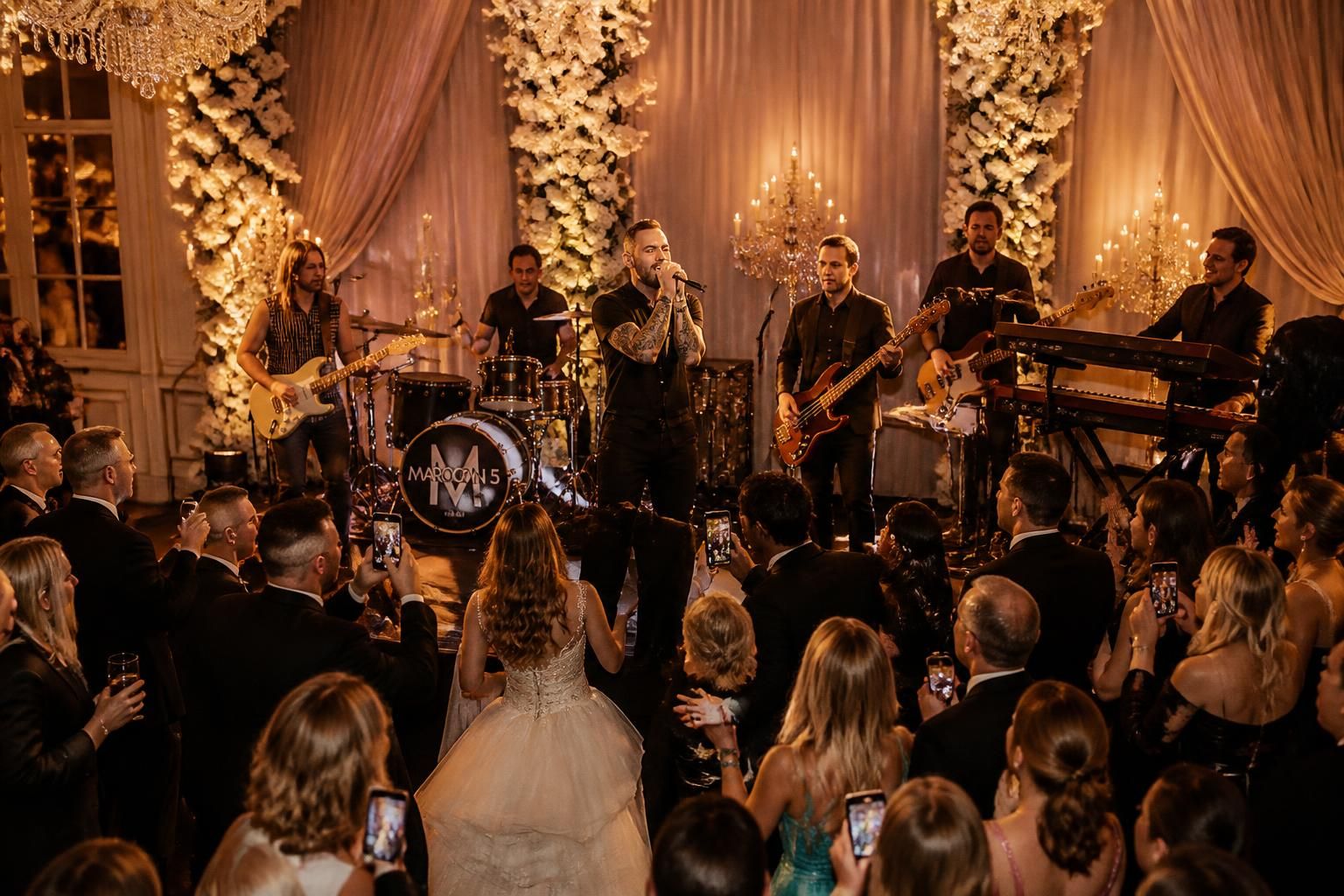 découvrez comment maroon 5, john legend et katy perry apportent une touche magique aux mariages les plus inoubliables à travers des clichés captivants.