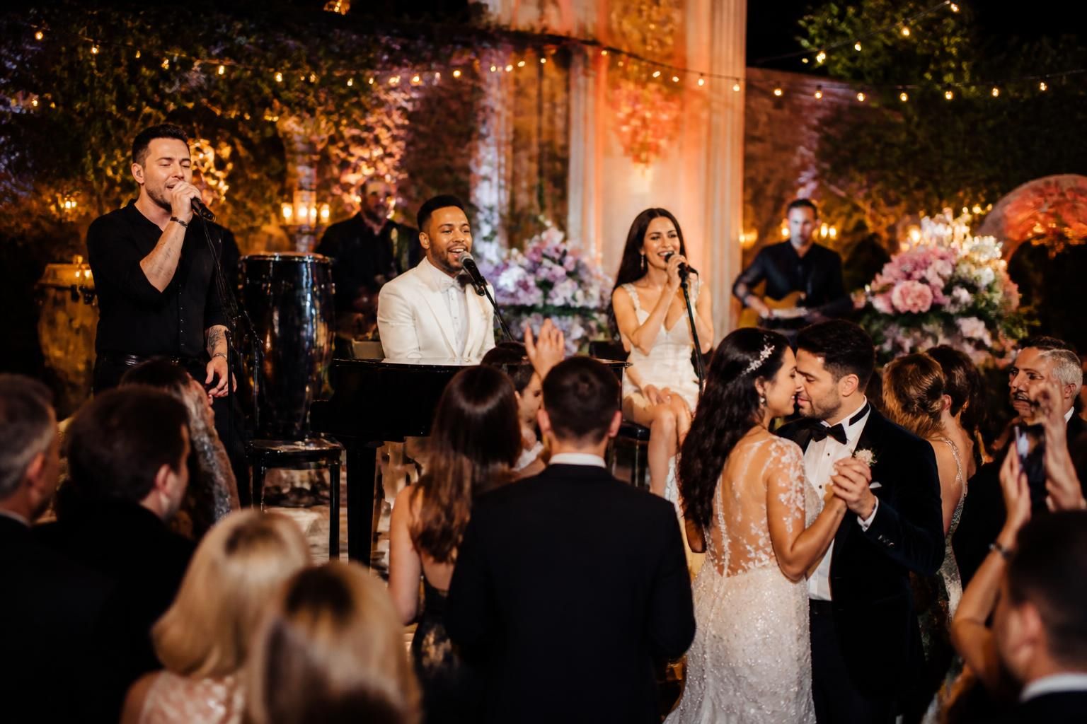 découvrez comment maroon 5, john legend et katy perry rendent les mariages inoubliables grâce à leur musique et leur présence éclatante.