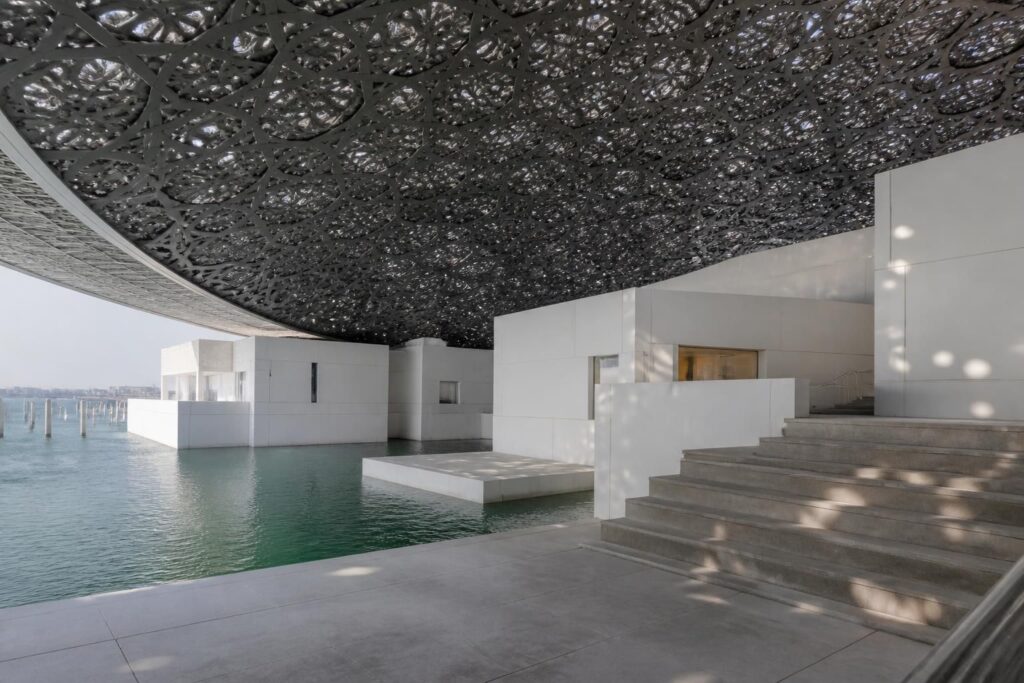 découvrez les photos exceptionnelles du louvre abu dhabi et plongez dans une visite visuelle incontournable de ce musée unique.