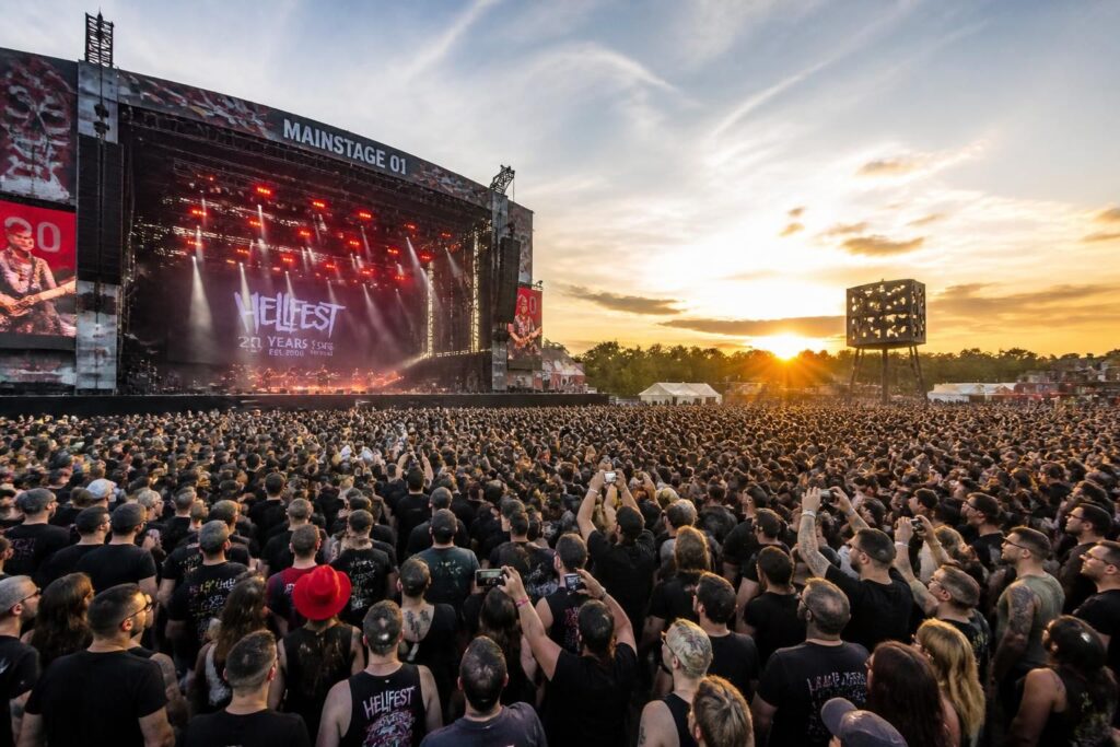 célébrez les 20 ans du hellfest avec 300 groupes sur 10 scènes pour une édition exceptionnelle pleine de musique et d'énergie.