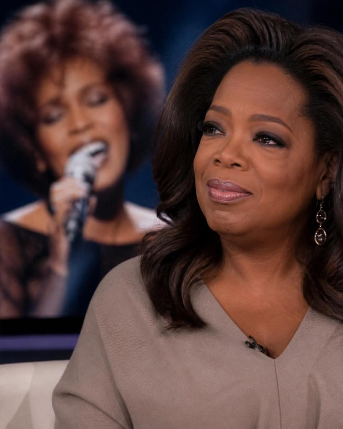 découvrez comment oprah winfrey raconte la mobilisation émouvante de son public pour soutenir whitney houston durant ses périodes les plus difficiles.