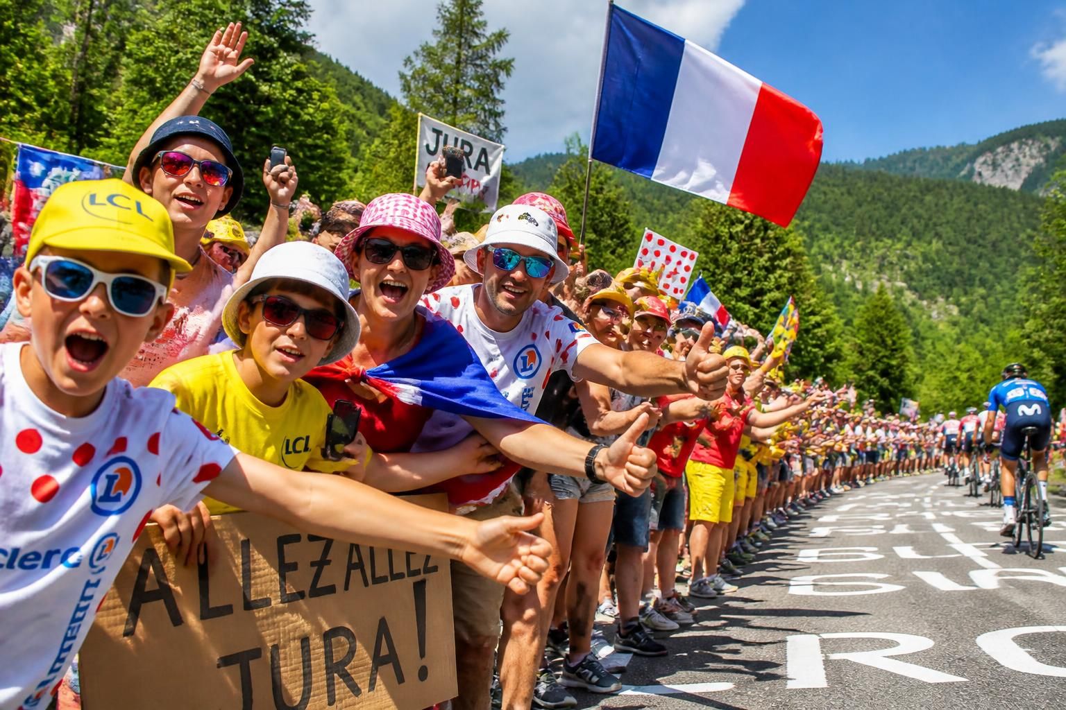 Photographie : « À chacun son Tour » – Une exposition des souvenirs jurassiens du Tour de France dans les lieux emblématiques 7 découvrez « à chacun son tour », une exposition photographique unique qui célèbre les souvenirs jurassiens du tour de france à travers les lieux emblématiques de la région.