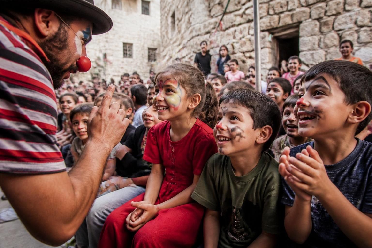 découvrez « travelling peace circus », une série photographique signée laurence geai qui capture l'univers de la fraternité à travers des images puissantes et émouvantes.