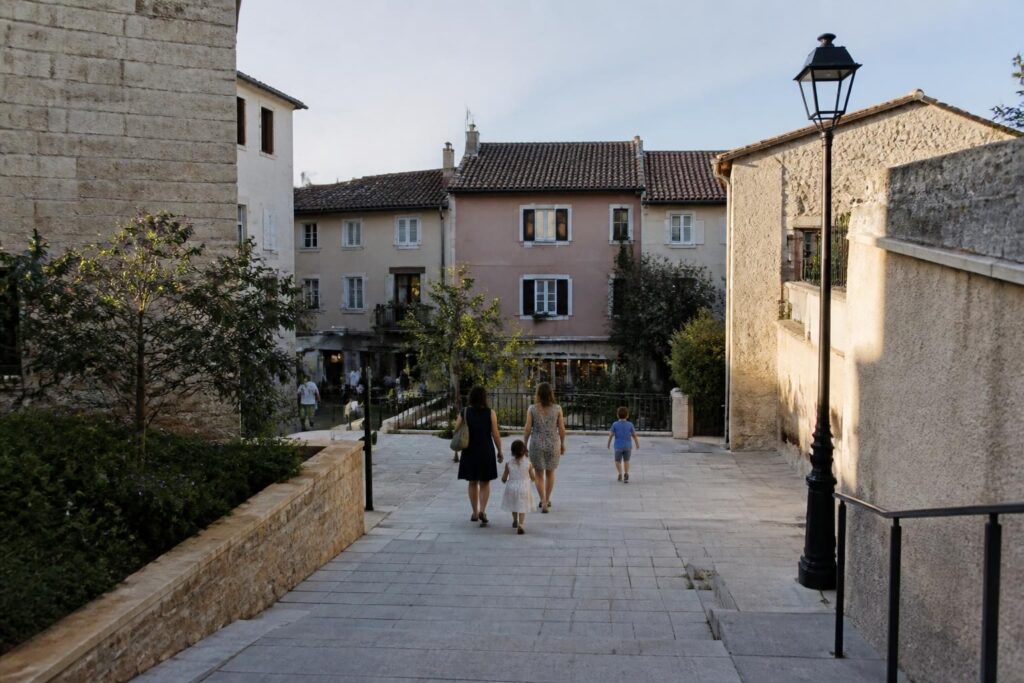 découvrez comment fabrice ménelot, photographe à saint-genis-laval, immortalise la vie locale avec sensibilité et passion, révélant l'âme authentique de la communauté.