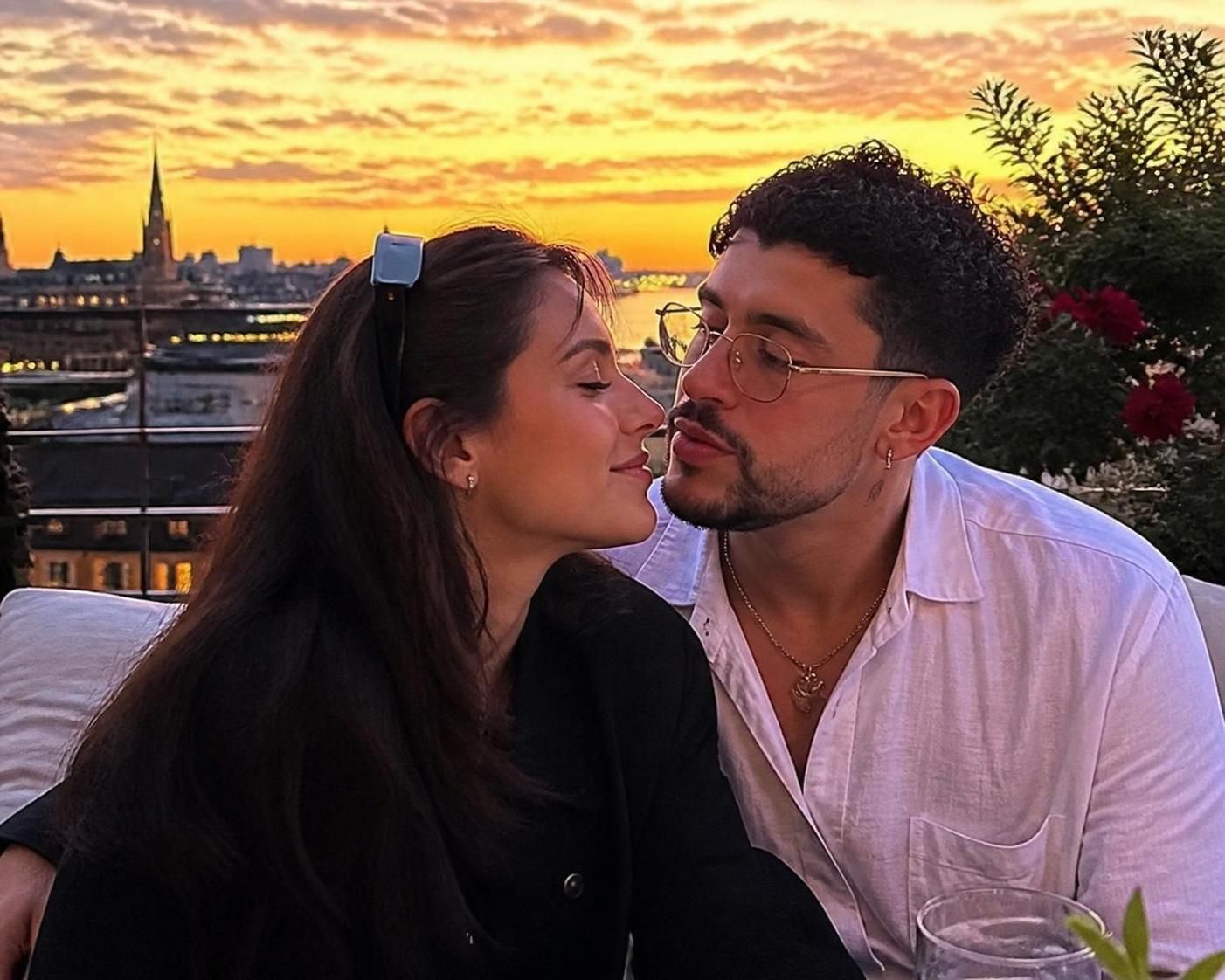 plongez dans l'histoire d'amour de bad bunny et découvrez gabriela berlingeri, la femme qui fait battre le cœur de la star mondiale de la musique.