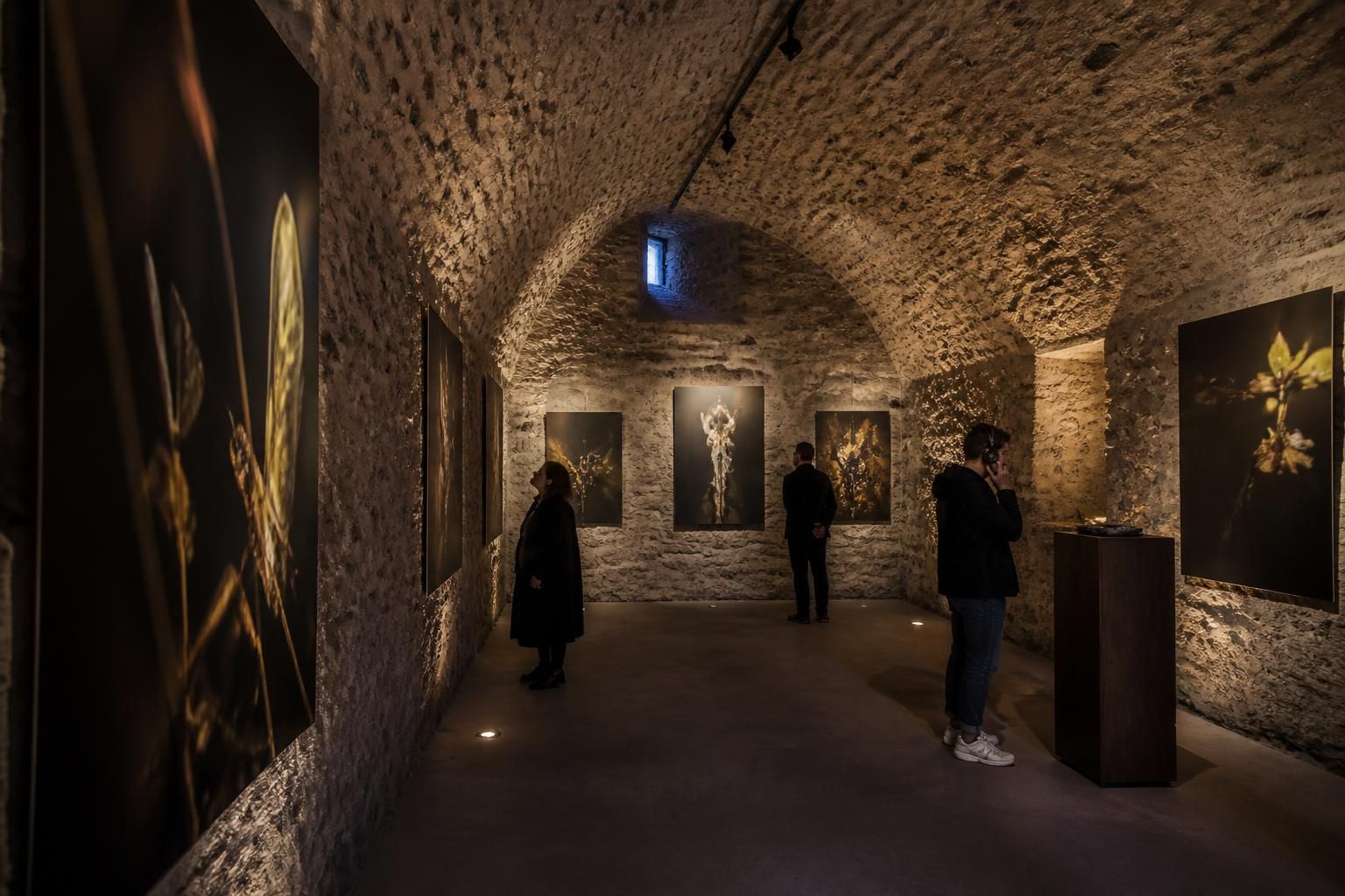 Entre images et mots : une exposition immersive dévoile la délicatesse du temps qui s'égrène 6 découvrez une exposition immersive qui mêle images et mots pour explorer la beauté et la fragilité du temps qui passe avec délicatesse.