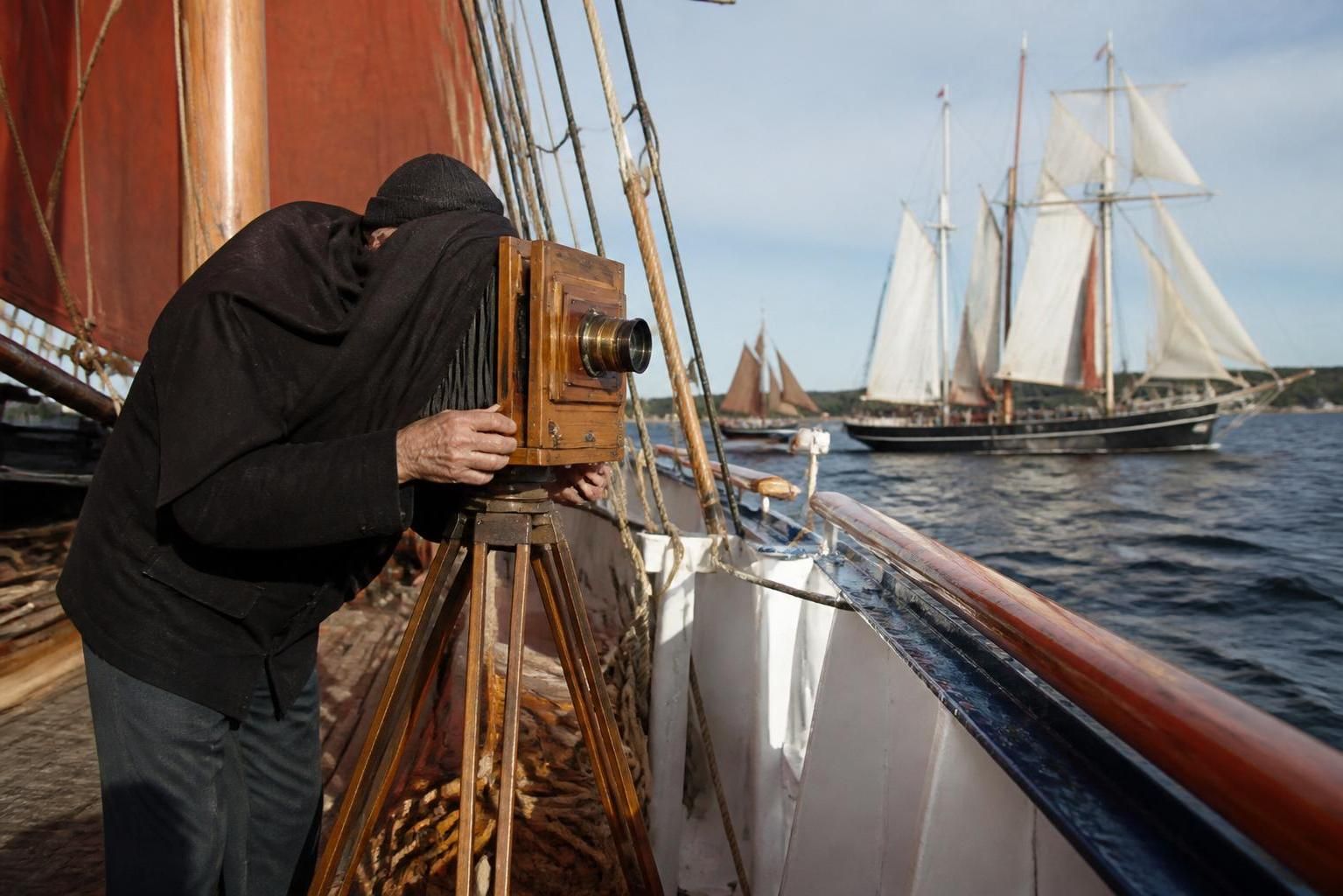 Il construit son propre appareil photo pour capturer les bateaux comme en 1891 aux Fêtes maritimes 7 découvrez comment il crée un appareil photo artisanal inspiré de 1891 pour immortaliser les bateaux lors des fêtes maritimes, alliant passion et tradition.