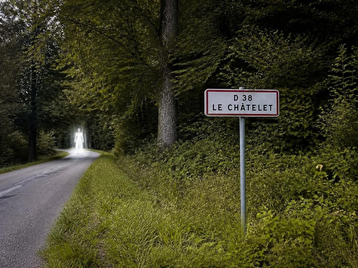 découvrez comment une simple photo de panneau révèle un mystère surprenant et insolite, plongeant dans une aventure inattendue pleine de révélations.