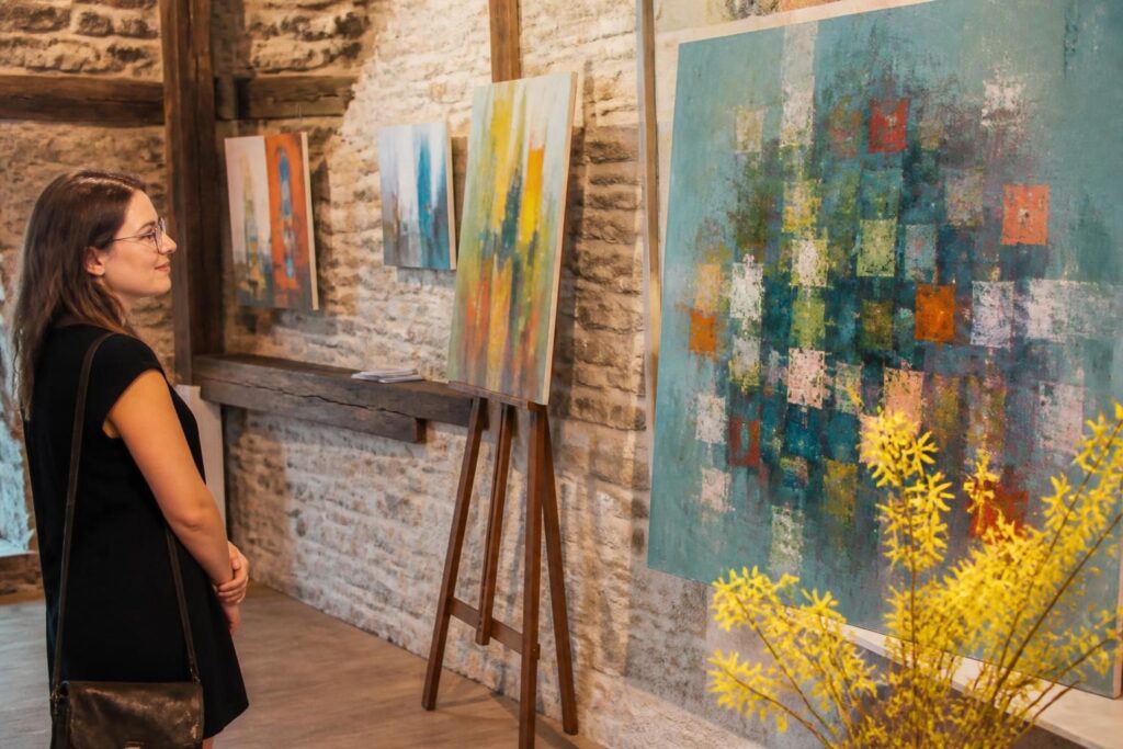 découvrez l'univers unique de six artistes à la maison du patrimoine de mesquer, une exposition captivante qui célèbre la créativité locale et le patrimoine artistique.