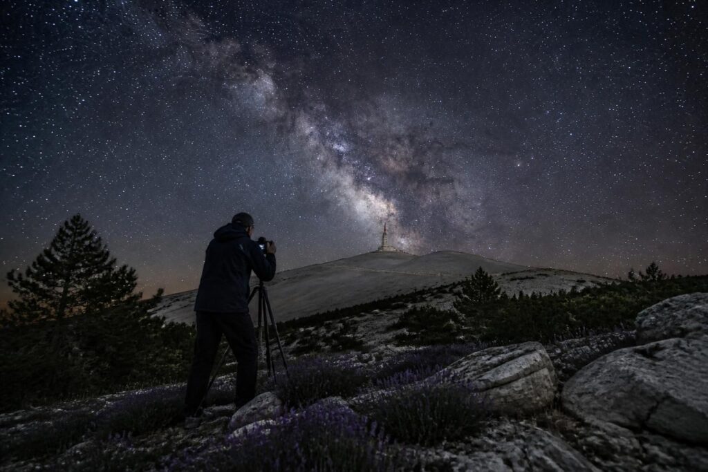 découvrez le mont ventoux dans le vaucluse cet été en explorant l'astronomie et la photographie nocturne. un spectacle céleste unique pour passionnés et curieux sous un ciel étoilé d'exception.