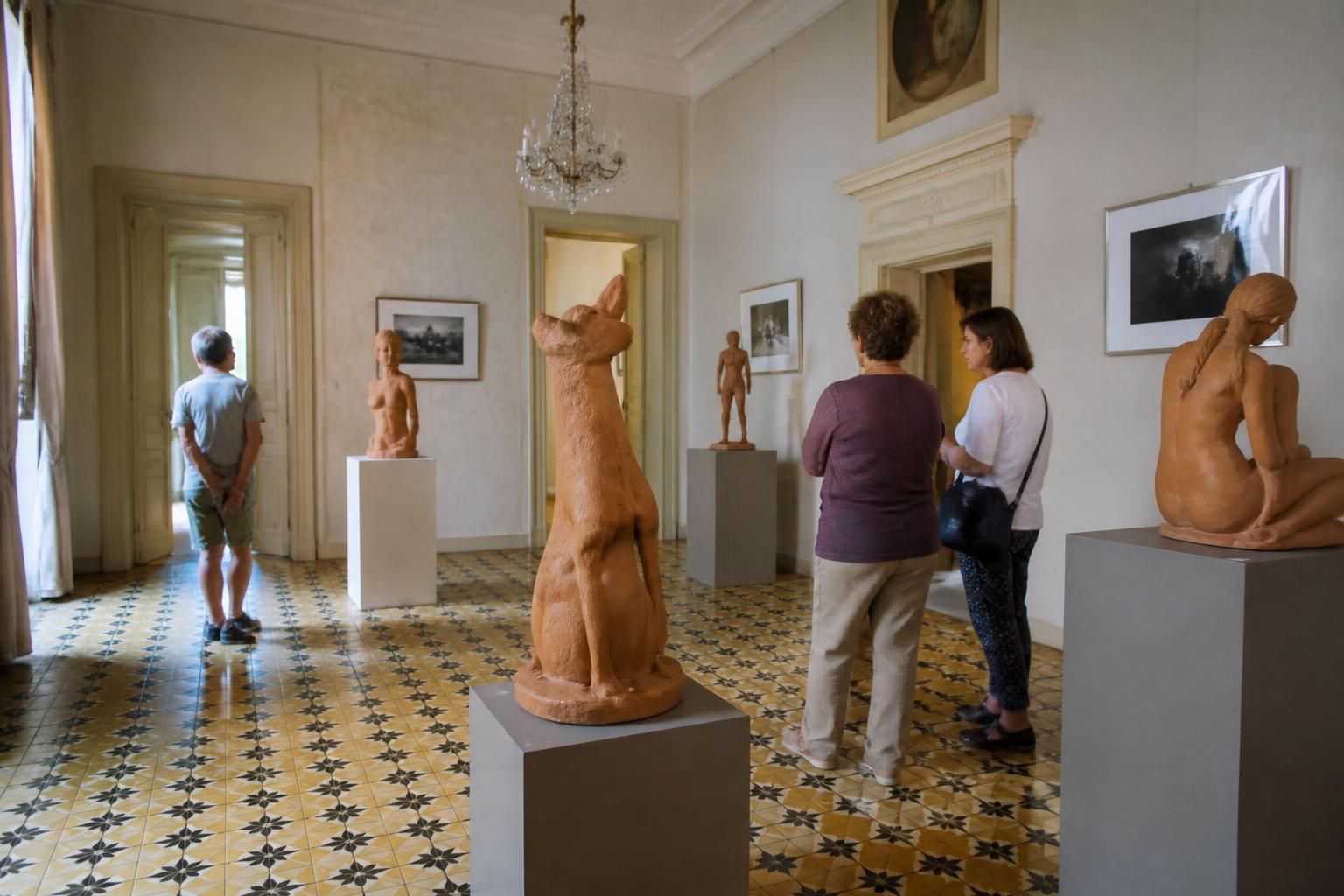 découvrez l'exposition au château de simiane à valréas, où terre cuite, photographie et histoire s'entrelacent pour une expérience artistique unique.