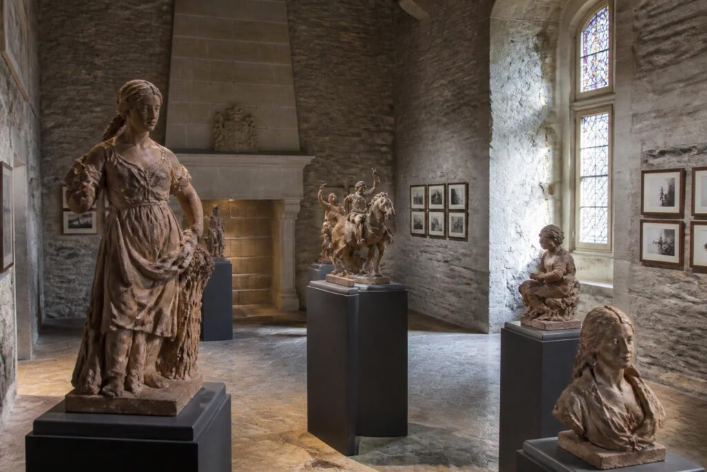 découvrez l'exposition unique au château de simiane à valréas, où terre cuite, photographie et histoire s'entremêlent pour une immersion culturelle captivante.