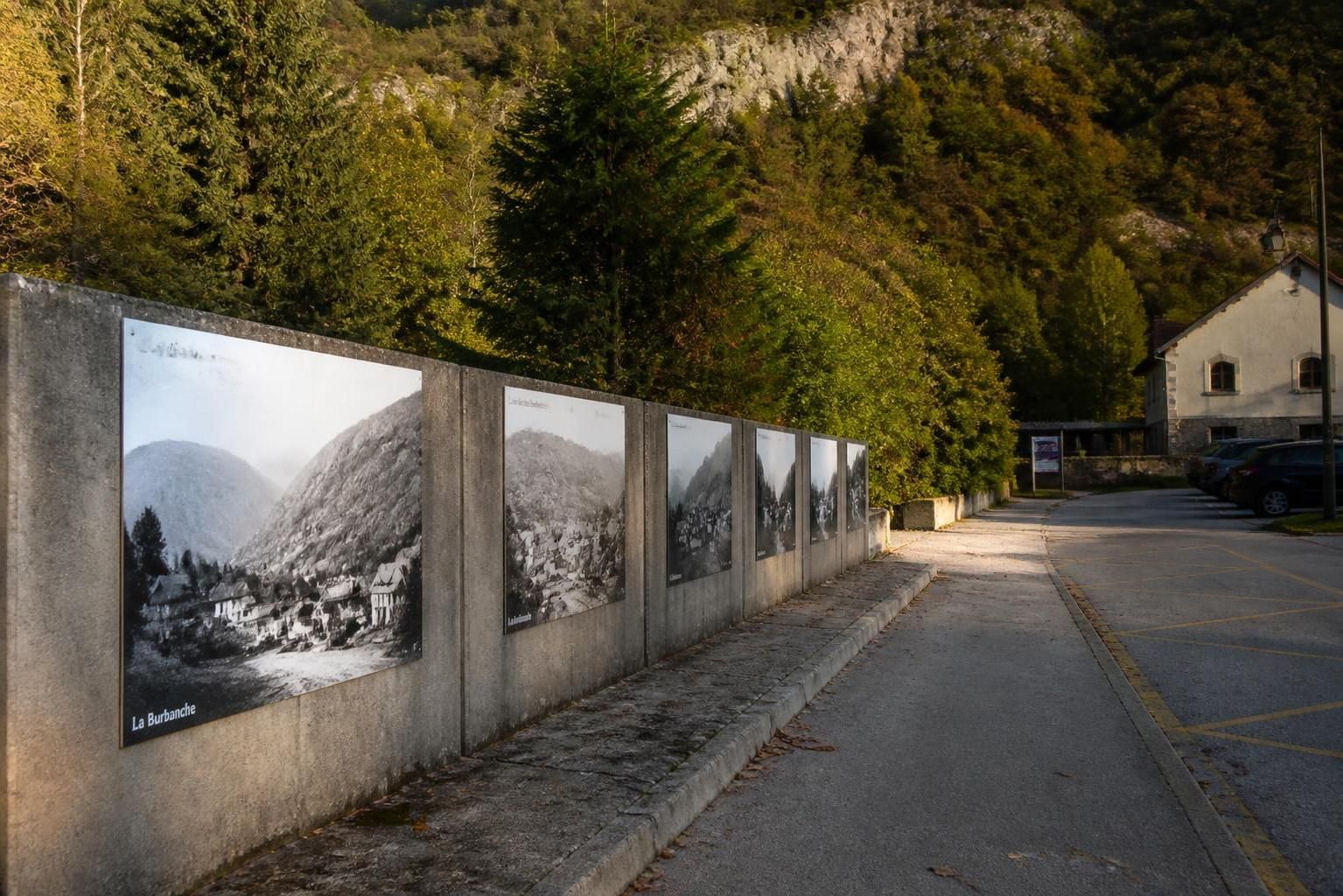 Le Poizat-Lalleyriat : le mur de béton le long de la D55B se transforme en une galerie d'art historique à ciel ouvert 7 découvrez comment le mur de béton le long de la d55b au poizat-lalleyriat s'est métamorphosé en une galerie d'art historique à ciel ouvert, alliant patrimoine et créativité locale.