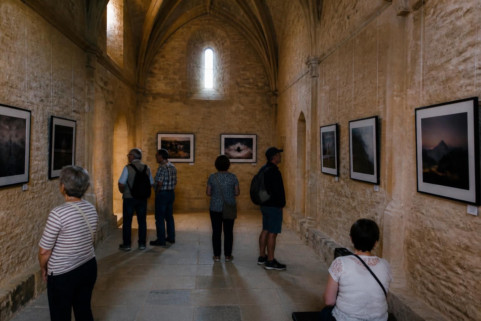 découvrez les photographies de voyage de régis david, exposées dans le cadre historique et authentique de la chapelle saint-léonard, une rencontre entre art et patrimoine.