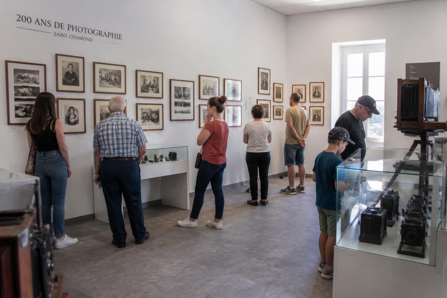 découvrez l'exposition captivante à saint-chamond qui célèbre 200 ans d'histoire de la photographie à travers des images emblématiques et rares.