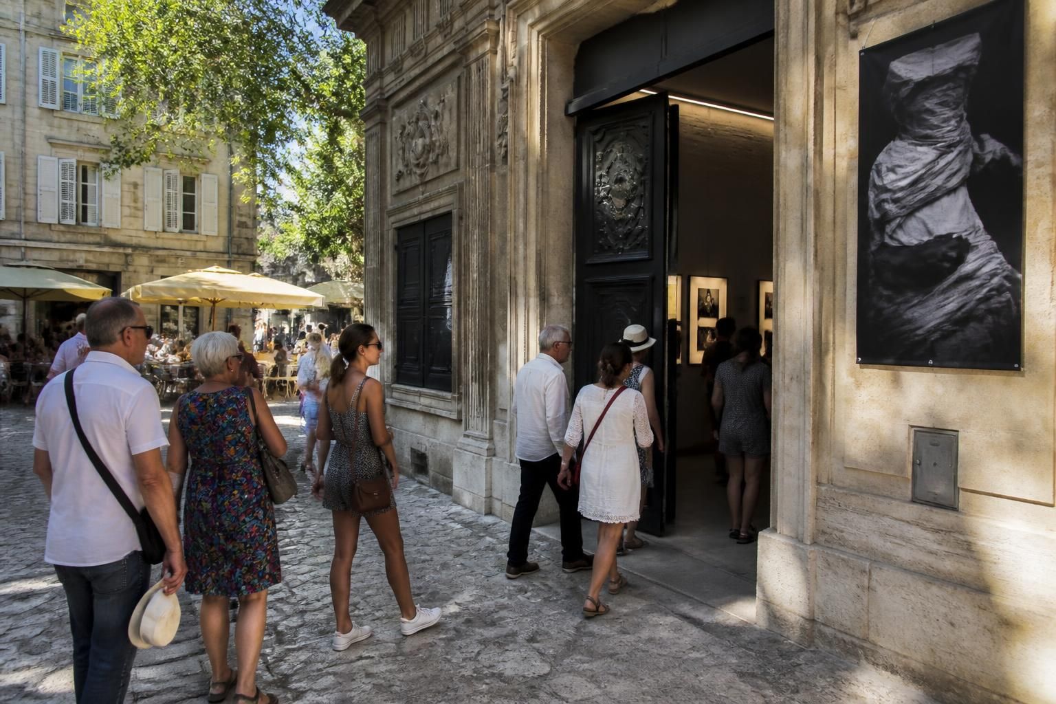 Arles : la photographie, moteur Ă©conomique puissant des Bouches-du-RhĂŽne 7 dĂ©couvrez comment la photographie dynamise l'Ă©conomie des bouches-du-rhĂŽne, avec arles au cĆur de ce secteur crĂ©atif et prospĂšre.