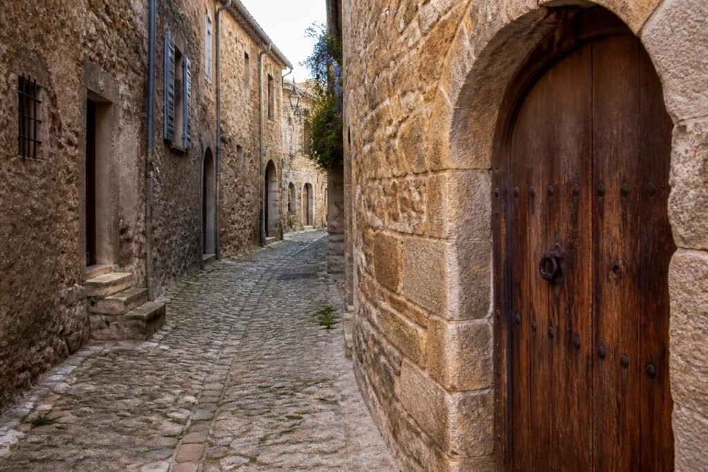 découvrez bize-minervois à travers un itinéraire unique de photographies anciennes qui vous invite à explorer l'histoire et le charme des ruelles pittoresques du village.