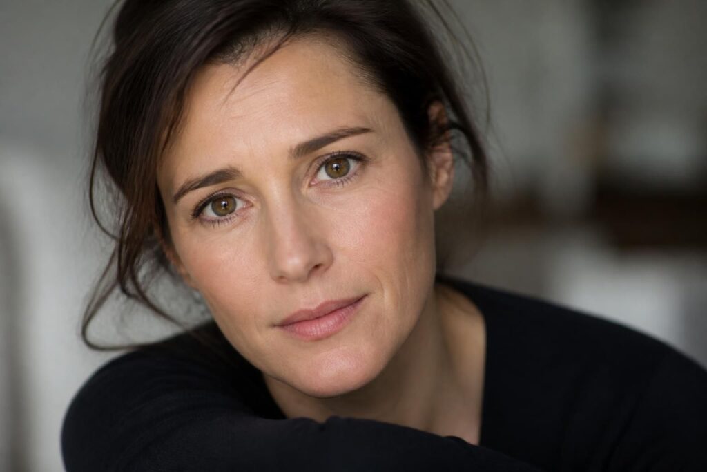 découvrez les confidences de marie gillain, 10 ans après ses célèbres photos seins nus, où elle revient sur cet épisode marquant de sa carrière et met les choses au clair.