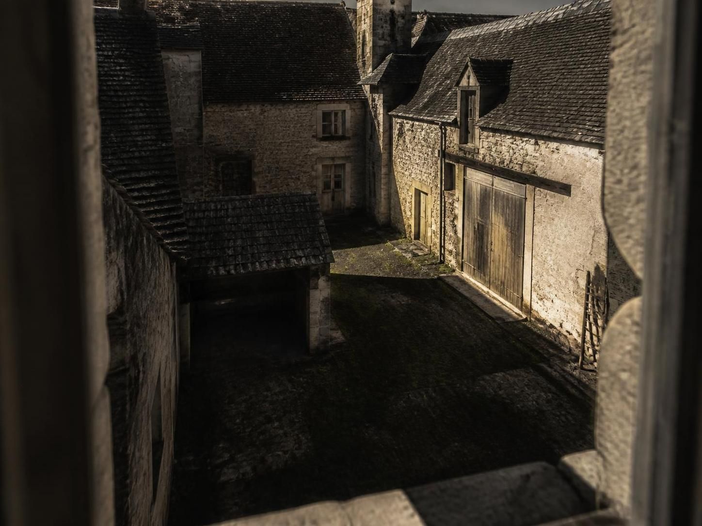 découvrez « point de vue du gras » de nicéphore niépce, la toute première photographie de l'histoire, de retour en france pour une exposition exceptionnelle à ne pas manquer.