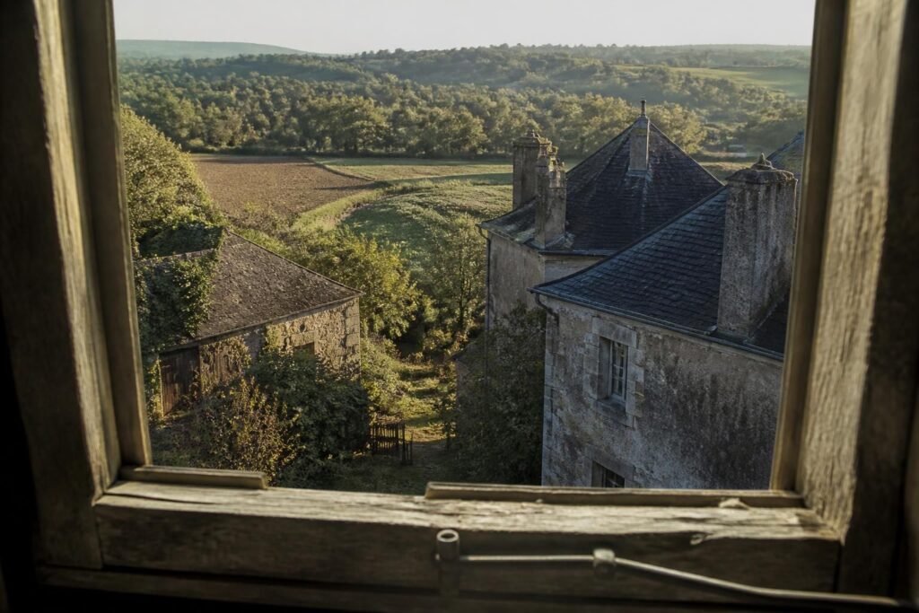 découvrez « point de vue du gras » de nicéphore niépce, la toute première photographie de l'histoire, enfin de retour en france pour une exposition exceptionnelle à ne pas manquer.
